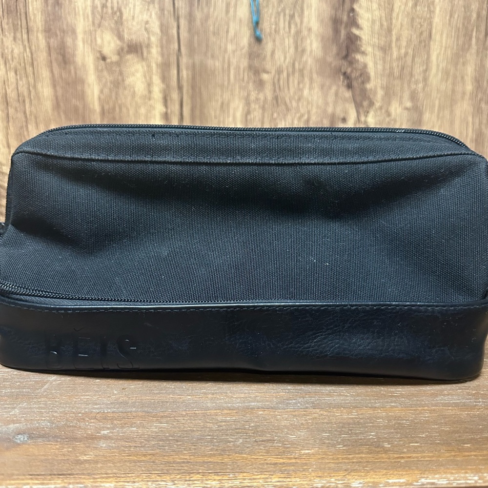 Black Travel Luggage Bag with Durable Design